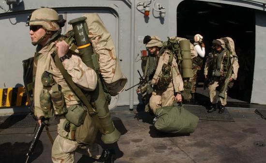 美海军陆战队千名队员抵达中东 俄出动空降兵回应