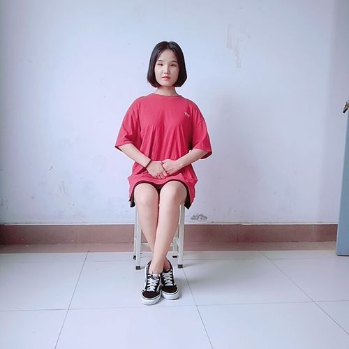 双腿交叉中间式坐姿