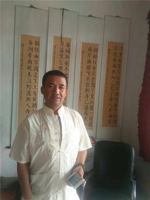 国礼书画家,现为大爱中国书画艺术研究院副院长,中国书法名家联合会