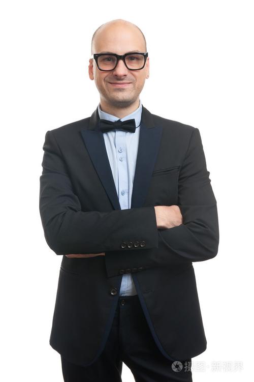 秃头男子在西装和蝴蝶领结