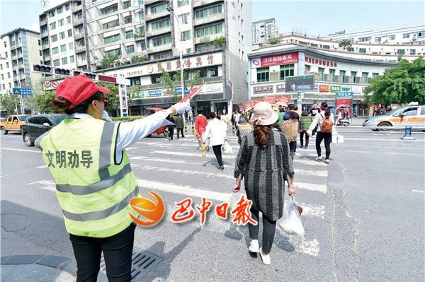十字路口的"哨兵" ——巴城文明交通劝导员扫描
