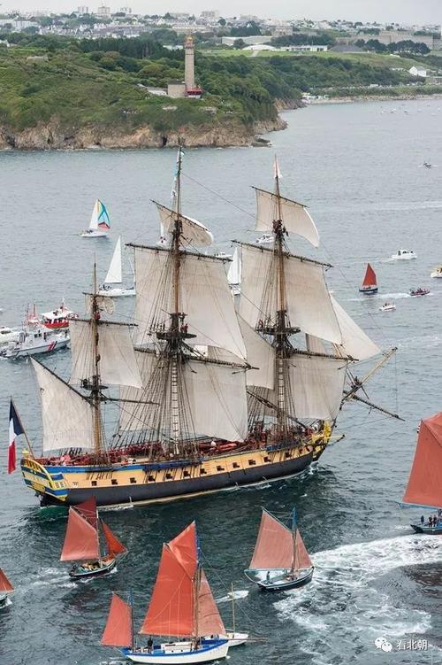 穿越感十足,看18世纪法军风帆战舰与现代护卫舰同行