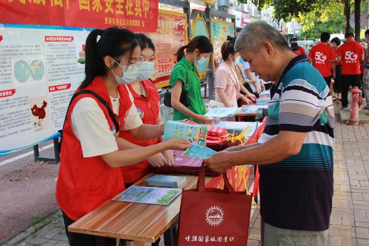 日在马草江社区开展节能宣传活动 现场向群众发放节能低碳, 垃圾