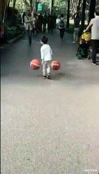 女孩们以后穿裙子一定要注意点坐姿呀这也太尴尬了哈哈哈哈