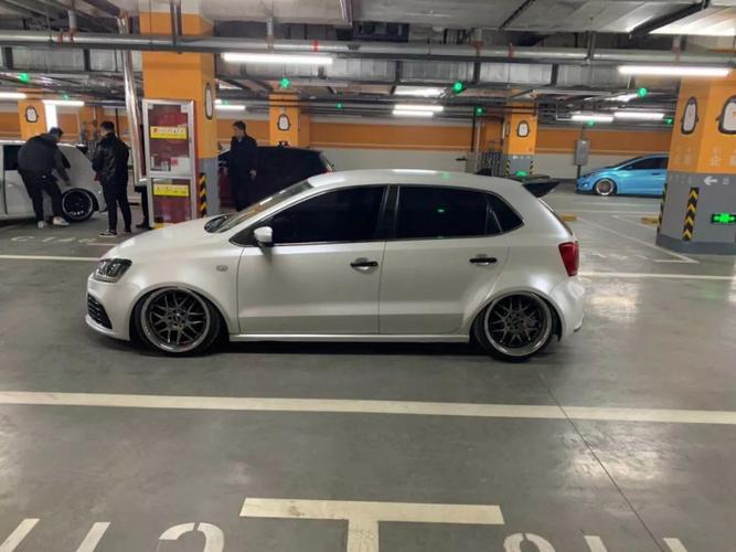 抛边轮毂… 当这一系列的改装项目融合在 一辆轴距只有2470mm的polo上