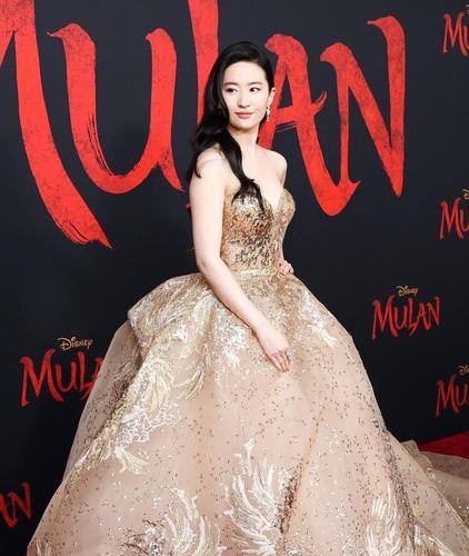 "花木兰"巾帼不让须眉,刘亦菲身穿霸气凤凰裙,造型太