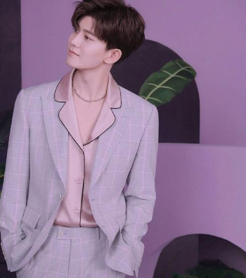 任嘉伦国庆晚会渐变紫西装造型