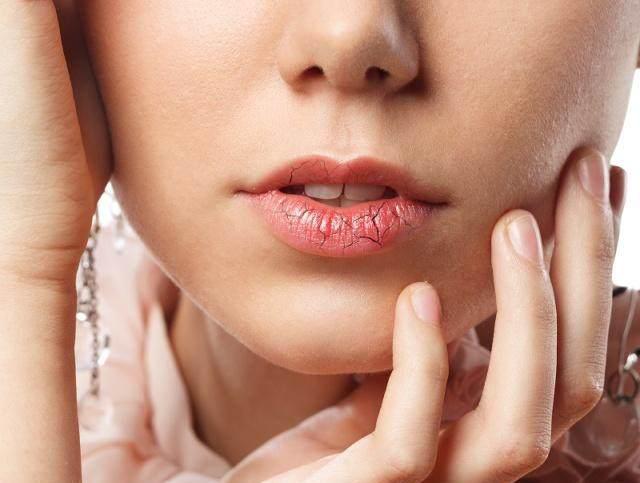 怀孕期间,嘴唇干巴巴说明口渴,还有2个问题也是说明口渴!