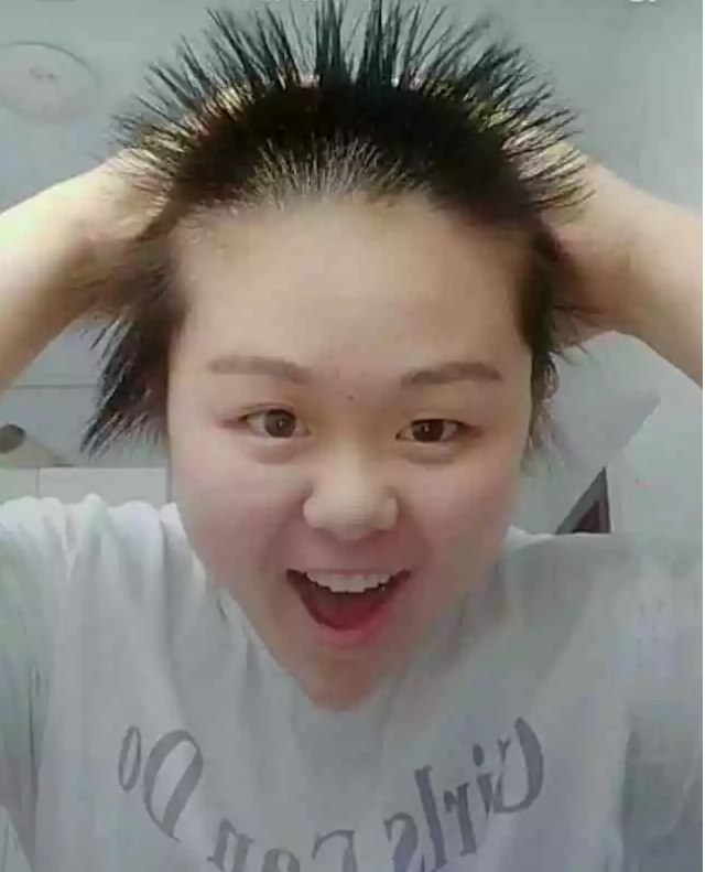 继西瓜妹后,她"海胆"发型成功吸睛,网友:老师班上常说的刺头