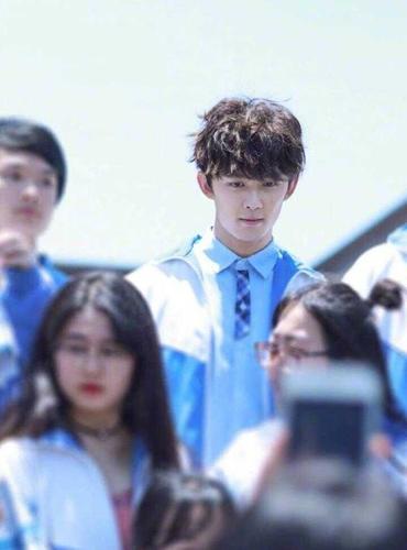 吴磊高中毕业典礼校服丑压不住人长得帅啊