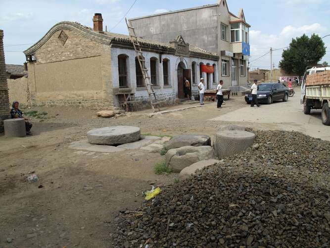 山西阳高县罗文皂公社吴家堡村北京女知青返乡探望村中乡亲,重回故土