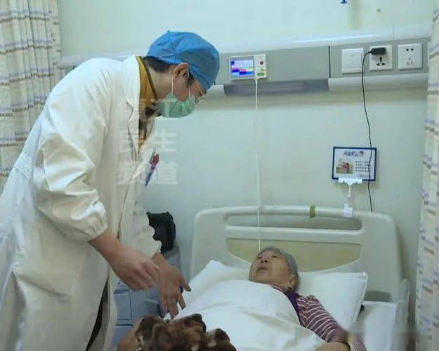 80岁老太太一个喷嚏打进医院,罪受大了!