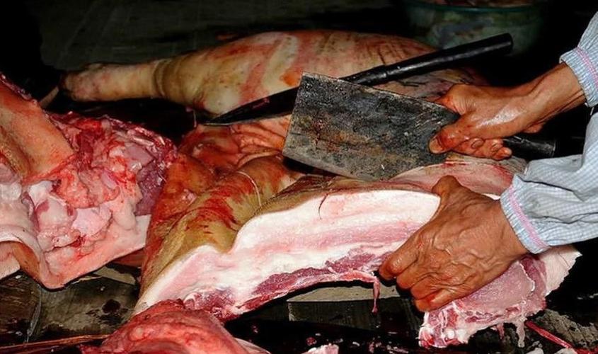 实拍农村老汉二婚,屋外架大锅,杀猪宰牛烫鸡,大菜堪比