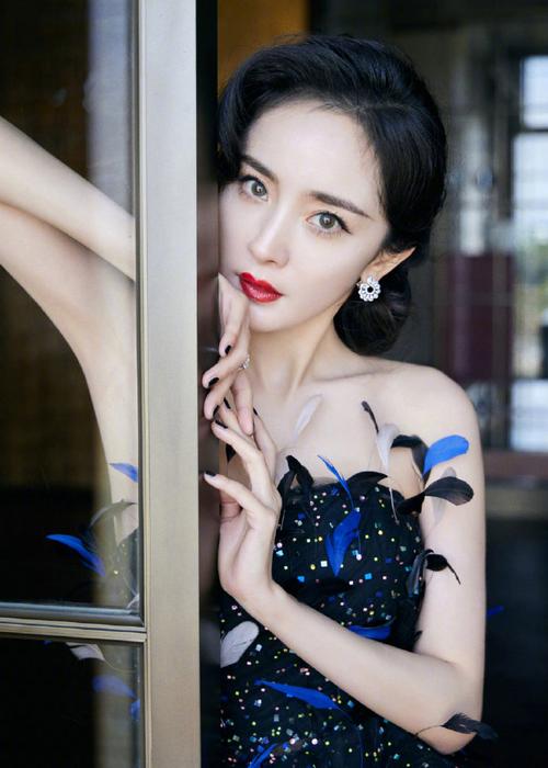 杨幂黑天鹅羽毛流光裙造型##杨幂黑天鹅羽毛流苏裙