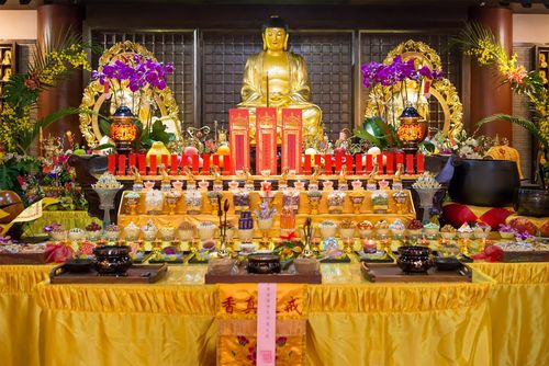 当日进行礼供三宝诸天的果食供品