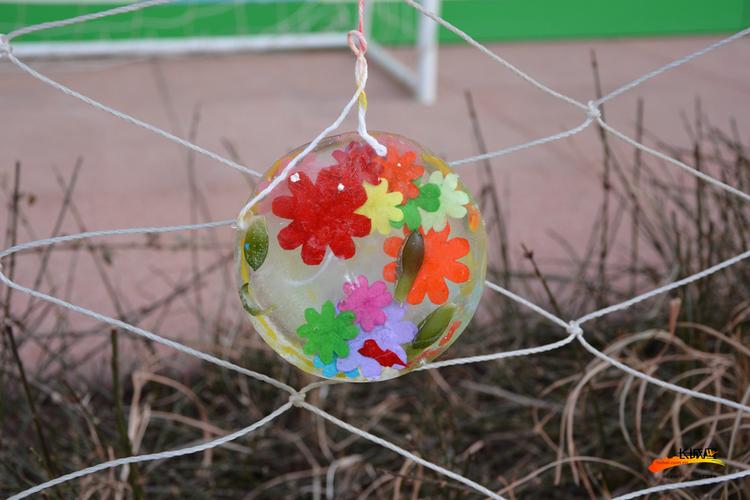 孩子们和家长制作的具有独特风格的冰灯.