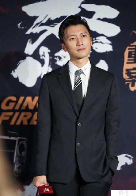 谢霆锋穿西装酷帅依旧