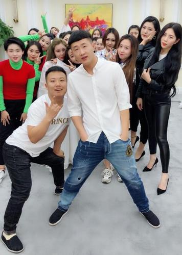 快手红人张二嫂个人资料简介 花棉袄创始人搞笑歌手张