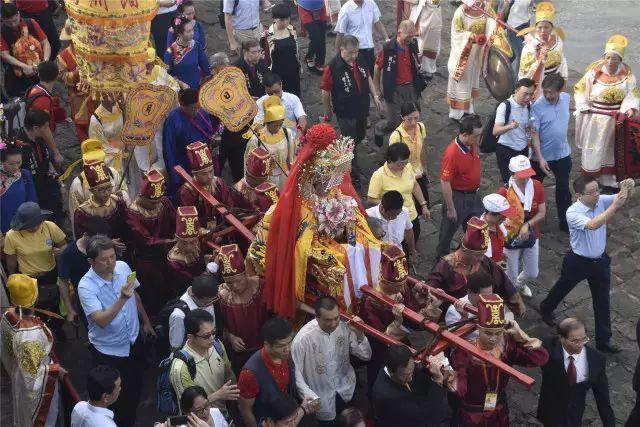 震撼现场2017年湄洲妈祖巡游台湾湄洲岛启程万人欢送