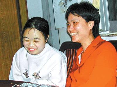 江门女孩绮雯是先天愚型儿 但父母从不放弃对她的教育培养 让孩子过上