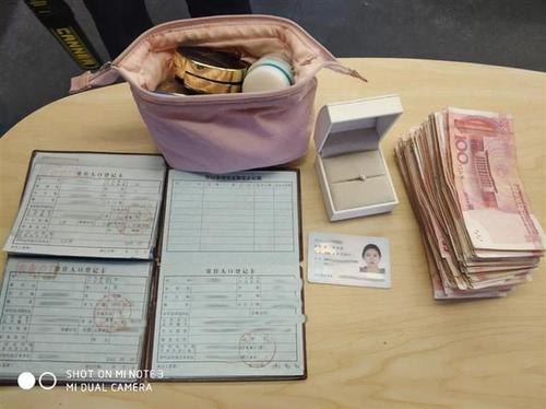 小情侣回家领证 把户口本,婚戒,现金全落在动车上
