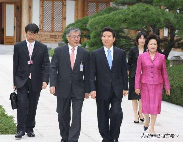 文在寅年轻老照片:从难民之子到入主青瓦台,成为韩国
