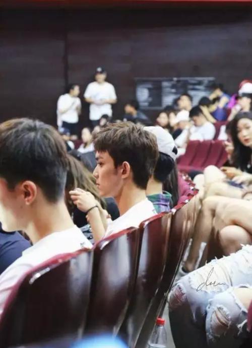 北电开学,吴磊代表新生上台演讲,自信十足,到宿舍笑得