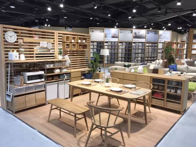 所以家具和装饰品被集中陈列在卖场中央,形成重点推荐,并以品牌的生活