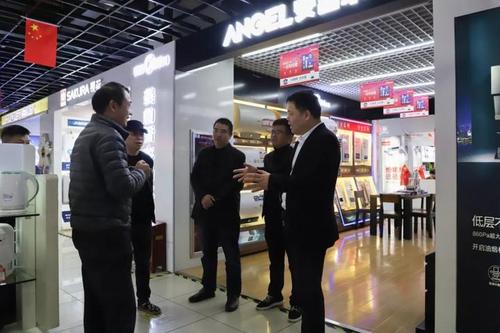 12月13日下午,副区长倪成晖组织商务等部门赴锦江百货,国商广场等