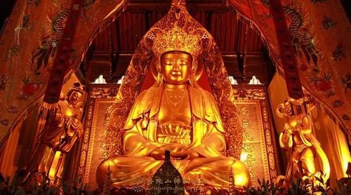 观音圣坛呈现"一主两从"品字形建筑群,两侧分别是善财楼和龙女楼