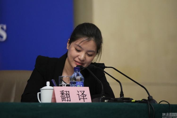 美女翻译张璐迷翻网友 5上总理记者会