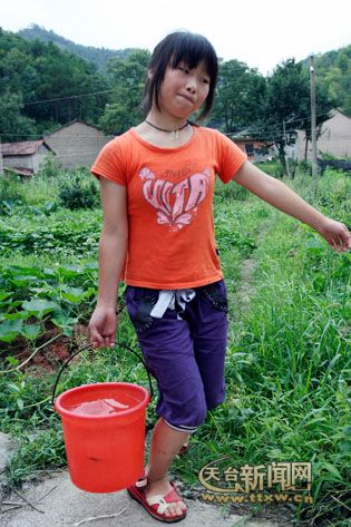 坚强少女笑对人生