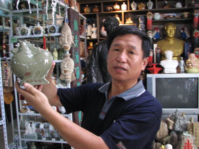 只十几年  就收集了上万只奇形怪状的酒瓶  创造了由小人物到大收藏家