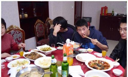 同学聚会,男生拿500元二手手机,被女生嘲讽,班长:别再