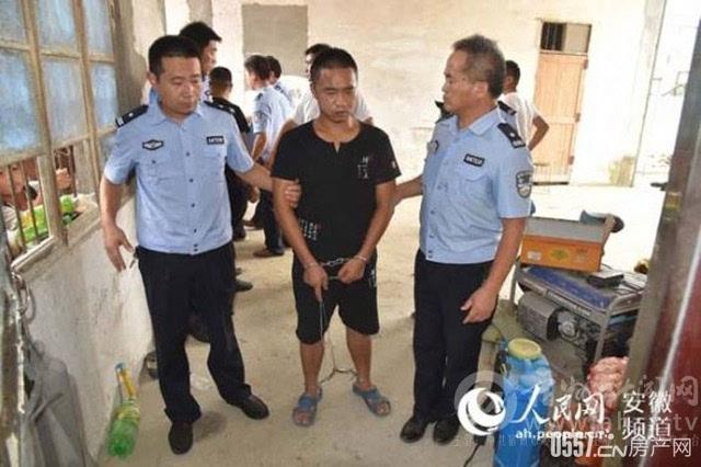 8月11日上午,泗县公安局把特大抢劫案件犯罪嫌疑人带到作案地点指认