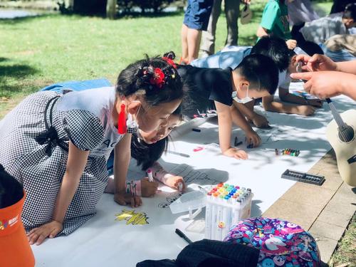 我眼中的武汉中德少儿百米长卷绘画文化交流公益活动