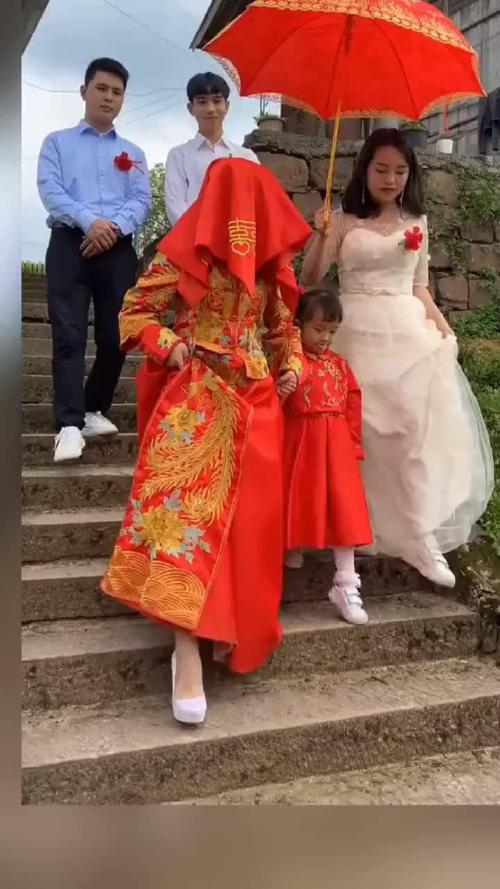 新娘带着孩子出嫁新郎的举动暖心