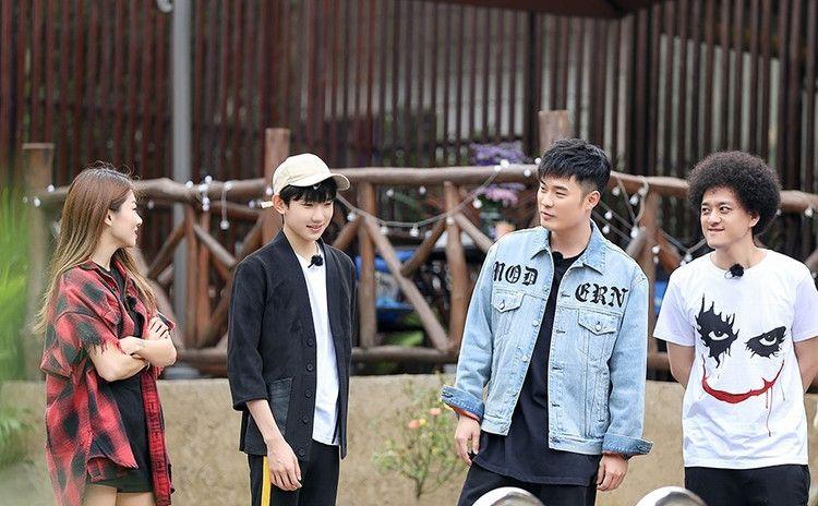 在本周日即将上线的综艺节目《青春旅社》中,王源,李小璐晋升新店长