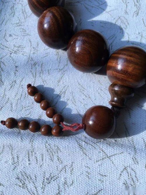 之前有位玩友晒了一串盘玩十年的绿檀手串,老盘第一眼还以为是黄花梨