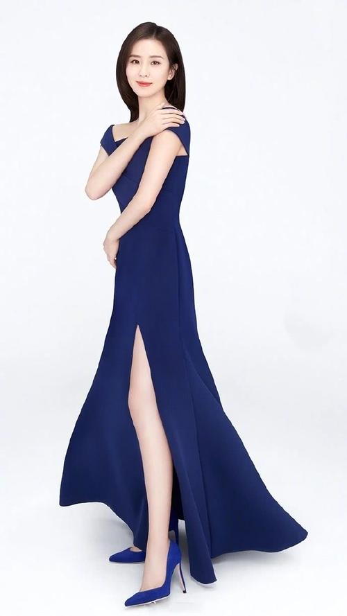 刘诗诗放大招了!礼服裙开叉到大腿凹造型,即便没曲线也自带气质