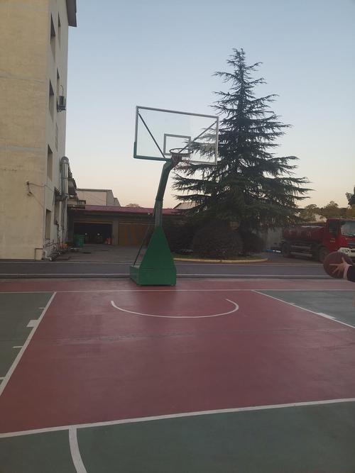 在单位篮球场打篮球