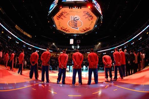 图文:[nba]洛杉矶德比湖人vs快船 双方合影