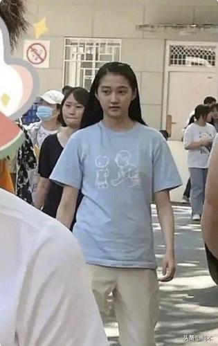 关晓彤大家都比较熟悉,近日有网友在学校中拍摄到了关晓彤素颜的