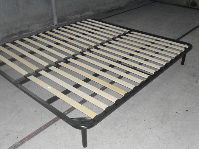 排骨床架是一种钢木结构的家具配件,随着家具的不断发展创新,排骨