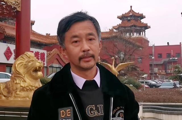 理塘丁真一月粉丝破百万超过流浪大师但不知为何却想念沈巍了