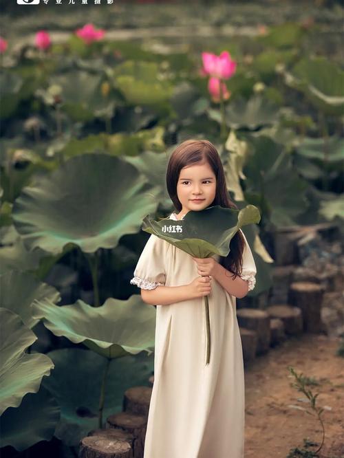 夏日荷叶儿童拍照姿势|拍摄小技巧_服饰_摄影_夏天去哪玩_荷花_拍照