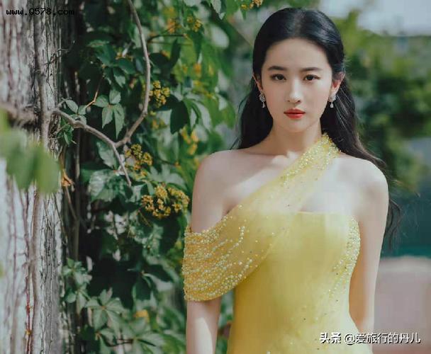 刘亦菲又美了!金色礼服裙配蛋糕卷,重变天仙