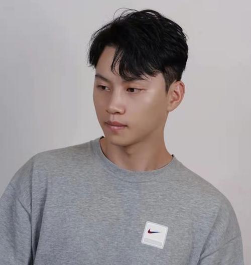 第三种:港风四六纹理烫如果发质比较细软或者发量偏少的男生,鬓角和