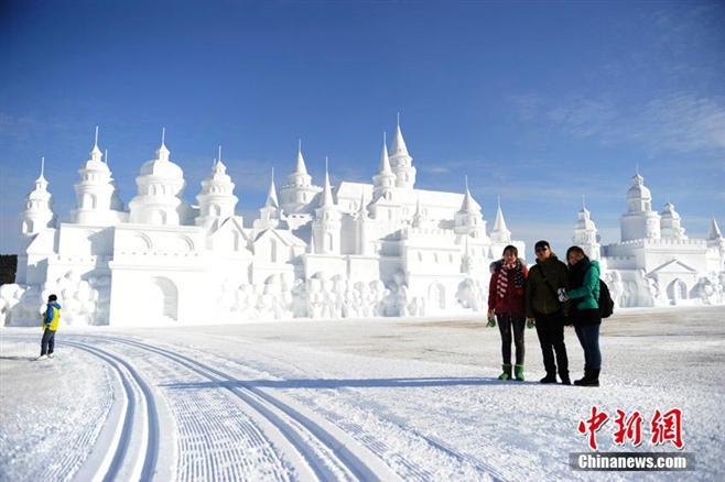 1月2日,游客在长春净月潭"冰雪世界"里观赏雪雕.中新社发 张瑶 摄