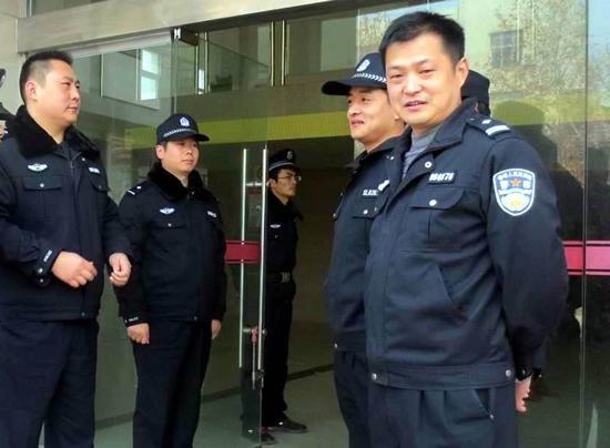 中共党员,1996年12月参加公安工作,先后在宜都市公安局交警大队,经侦